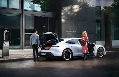 Porsche copie Tesla en lançant ses chargeurs à destination