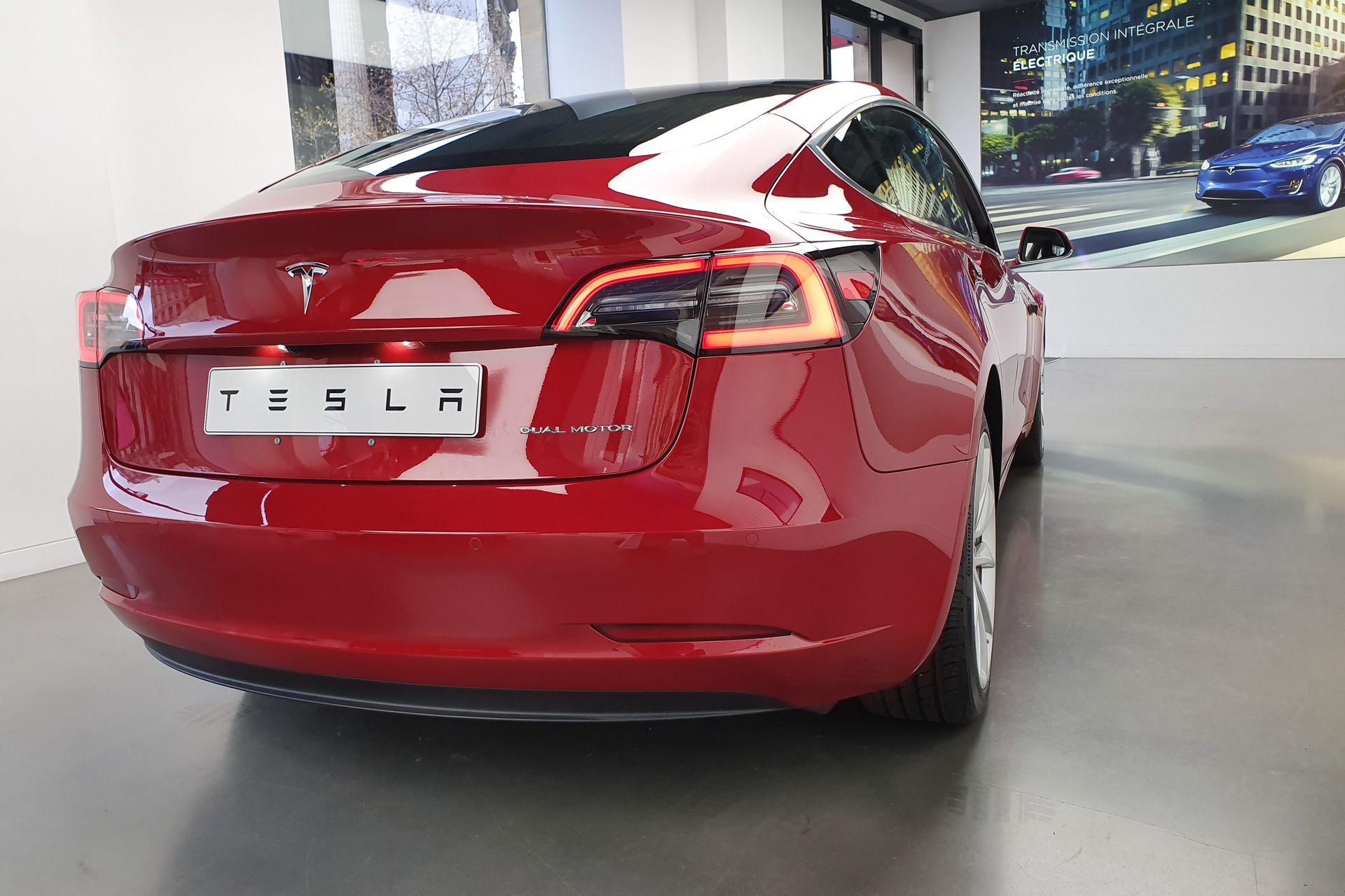 Tesla Model 3 Store Paris