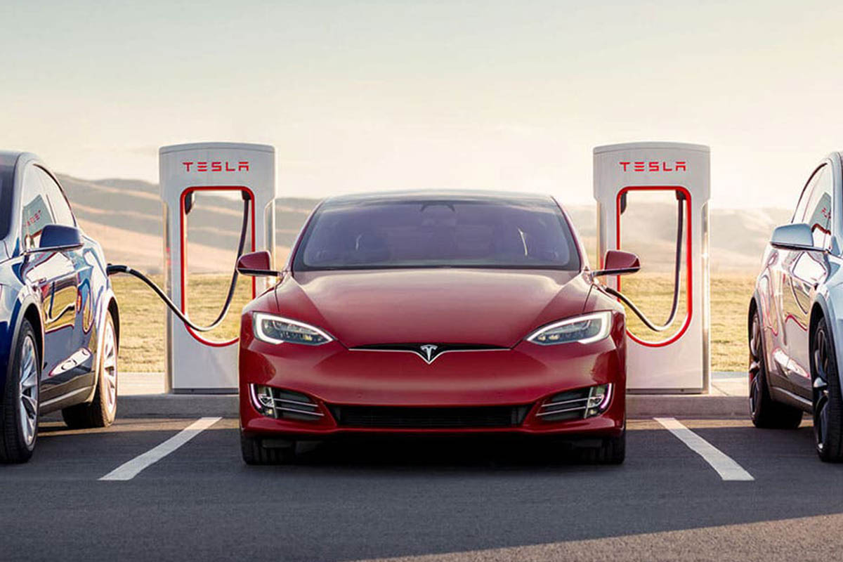 Tesla Model S en recharge sur un Supercharger