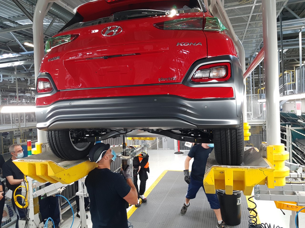 Hyundai Kona électrique rouge dans l'usine de production en Europe