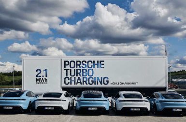 Porsche dévoile un impressionnant dispositif de charge mobile pour ses voitures électriques