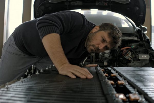 A contresens : Marc Muller explique son film explosif sur la voiture électrique