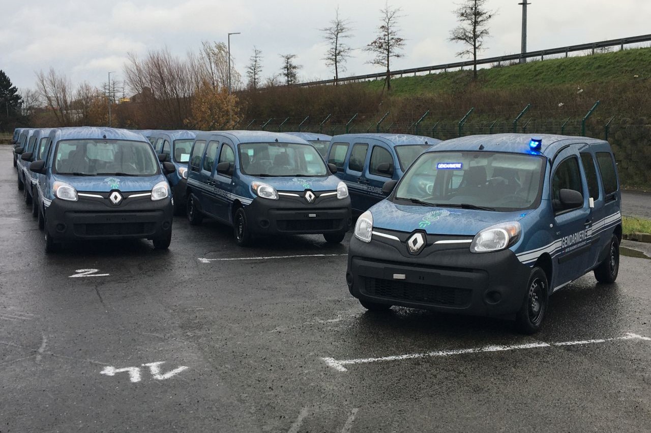 Parking rempli de Renault Kangoo ZE électrique pour la Gendarmerie Nationale
