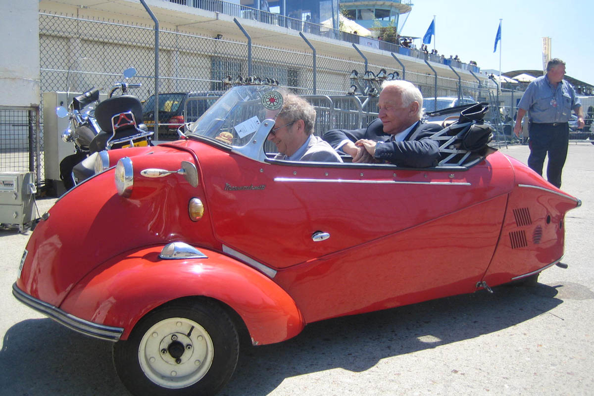 Gérard Feldzer avec Buzz Aldrin dans un tricycle Messerschmitt converti à l'électrique
