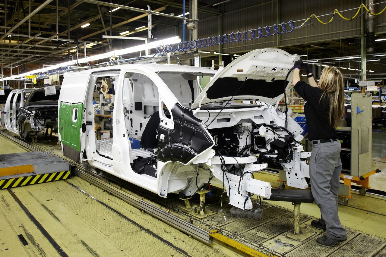 Une ouvrière travaille sur un Nissan e-NV200 dans l'usine de Barcelone (Espagne) en 2014
