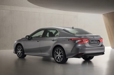 Les tarifs de la Toyota Camry hybride restylée enfin dévoilés