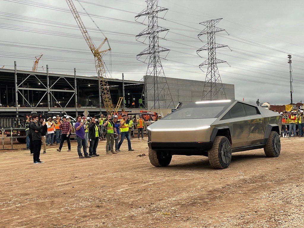 Tesla Cybertruck Elon Musk chantier Gigafactory Texas