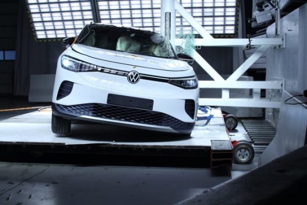 VW ID.4 et Skoda Enyaq : les deux SUV électriques décrochent 5 étoiles aux crash-tests