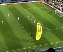 Un parachutiste de Greenpeace se crashe lors du match France-Allemagne pour protester contre Volkswagen