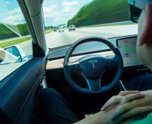 Elon Musk étend la conduite semi-autonome à 100 000 Tesla mais toujours pas pour l’Europe