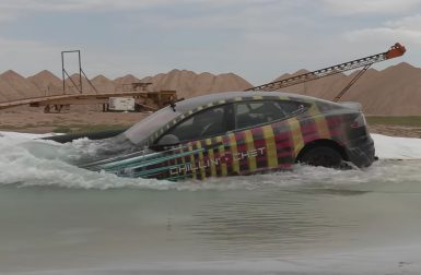 Plonger une Tesla Model S dans l’eau : le défi fou de ce Youtubeur