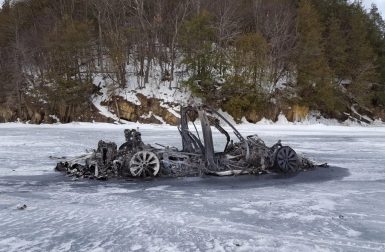 Le mystère du Tesla Model X brûlé sur un lac gelé enfin résolu