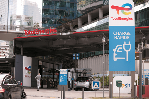 Total investit massivement pour électrifier ses stations-service