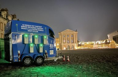 Une étrange remorque pour alimenter les voitures électriques des ministres européens