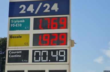 Cette station essence affiche aussi le prix de l’électricité : pourquoi c’est génial ?