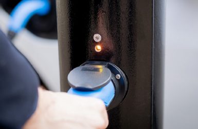https://www.automobile-propre.com/podcasts/a-berlin-et-a-londres-ces-etonnantes-bornes-de-recharge-pour-voitures-electriques/?