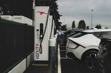 La recharge rapide des voitures électriques va coûter plus cher