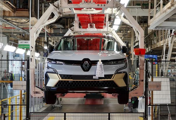 Visite de l’usine de Douai : comment est fabriquée la Renault Mégane E-Tech électrique ?