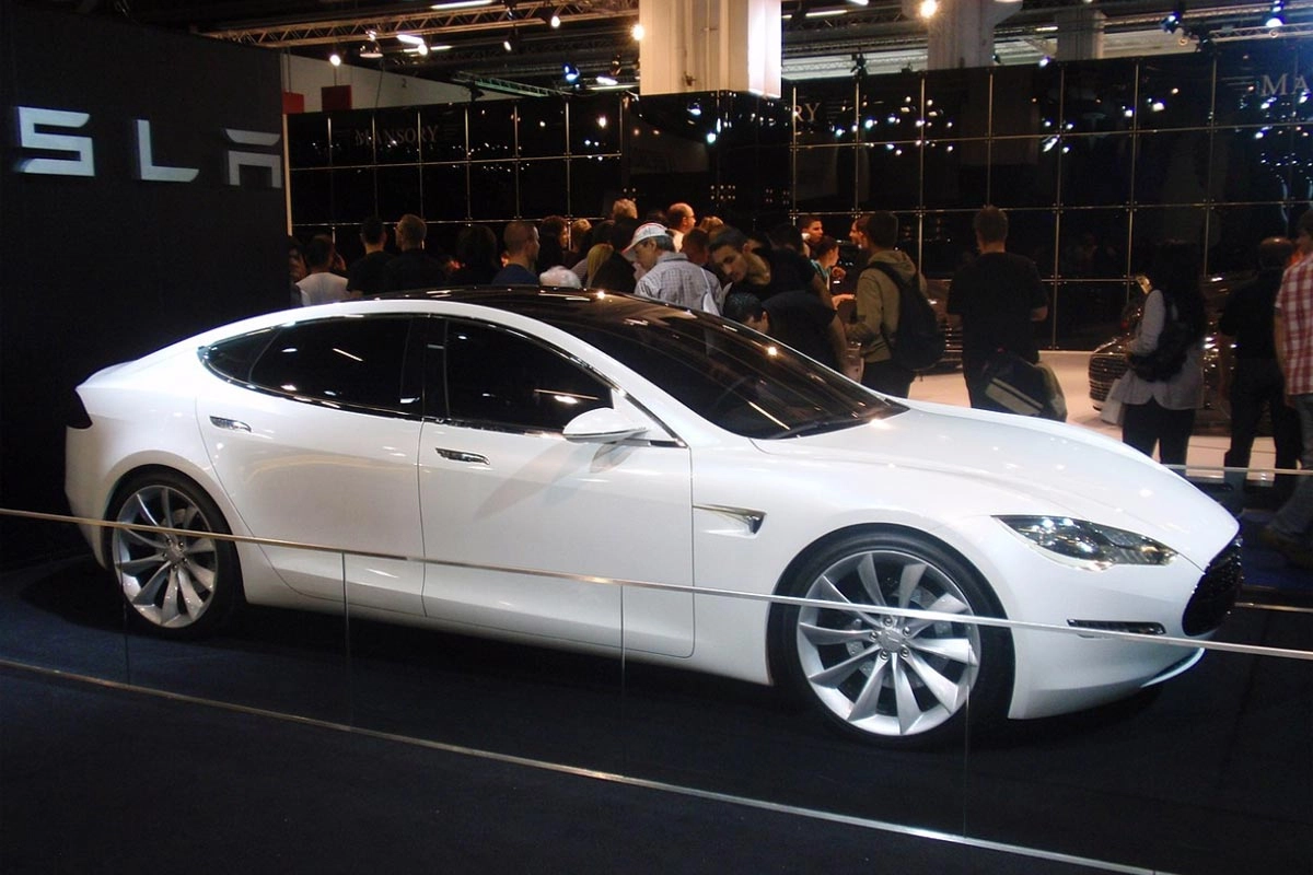 Prototype Tesla Model S présenté au salon de Francfort en 2009