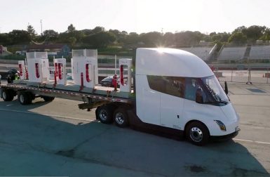 Un Tesla Semi livre des Superchargers préfabriqués à Laguna Seca